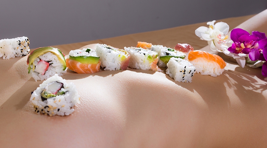 naga modelka do body sushi w warszawie na wieczorze kawalerskim