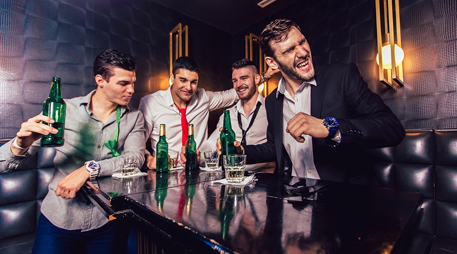 faceci piją alkohol w klubie z pakietem vip na kawalerskim w warszawie