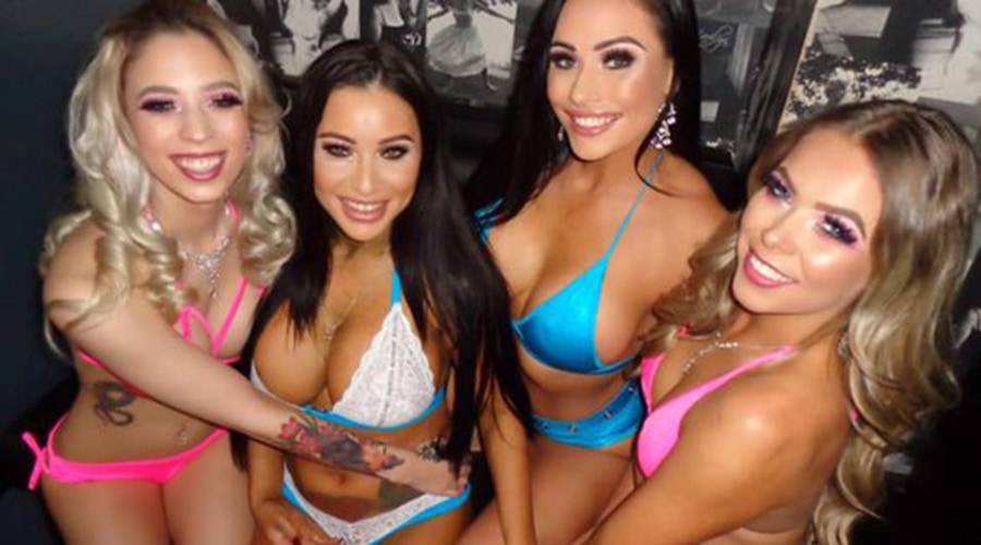 cztery piękne dziewczyny w klubie gogo gotowe na striptiz na wieczór kawalerski w warszawie