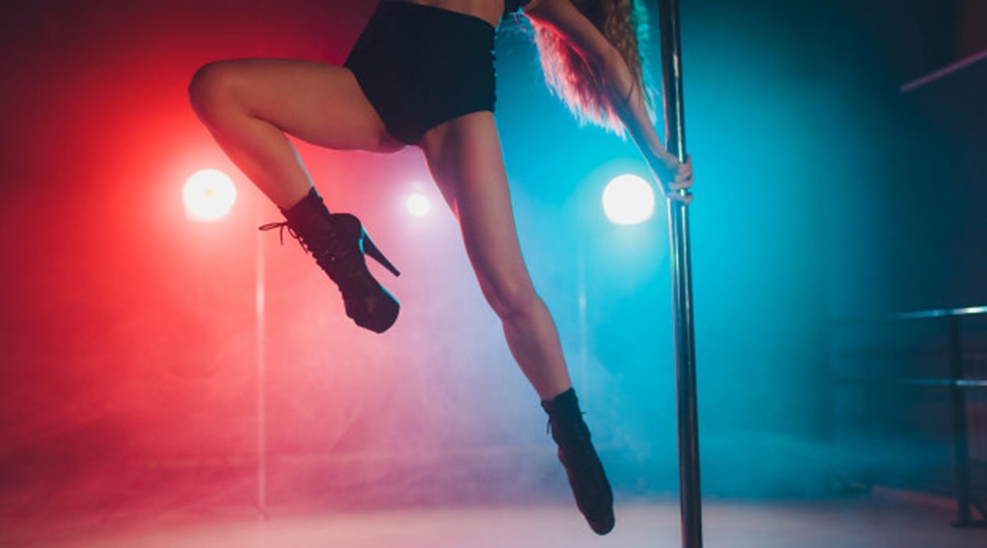 striptiz damski tancerki na rurze w klubie gogo
