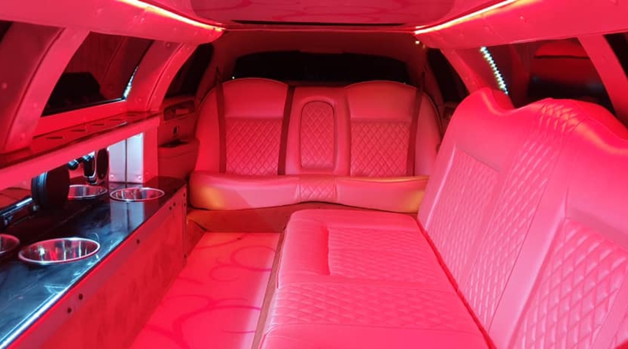 kanapy i wnętrze różowej limuzyny lincoln na wynajem panieński