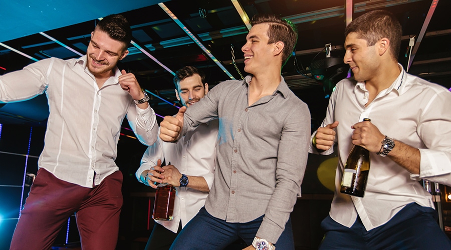 faceci z kawalerskiego tańczą na parkiecie w klubie muzycznym w warszawie