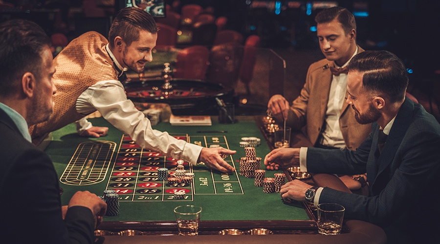 kawalerowie grają w ruletkę w kasynie na wieczorze kawalerskim
