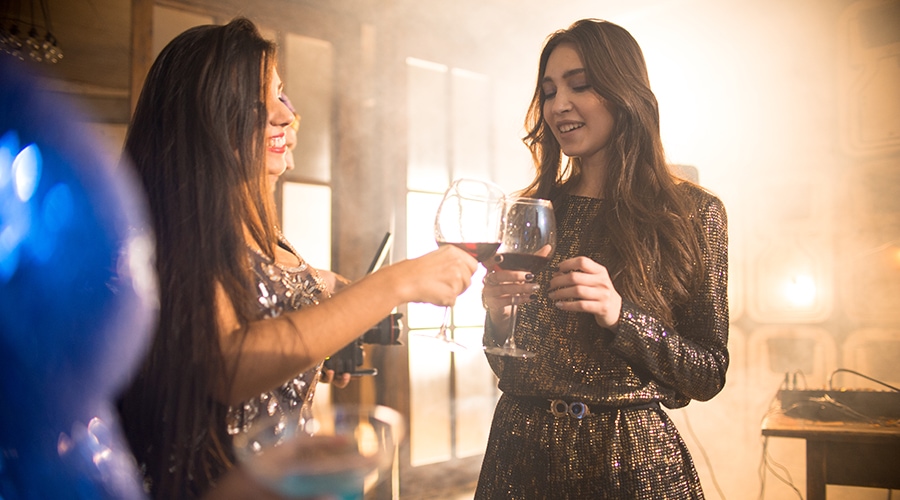 dziewczyny piją wino w klubie na wieczorze panieńskim w warszawie
