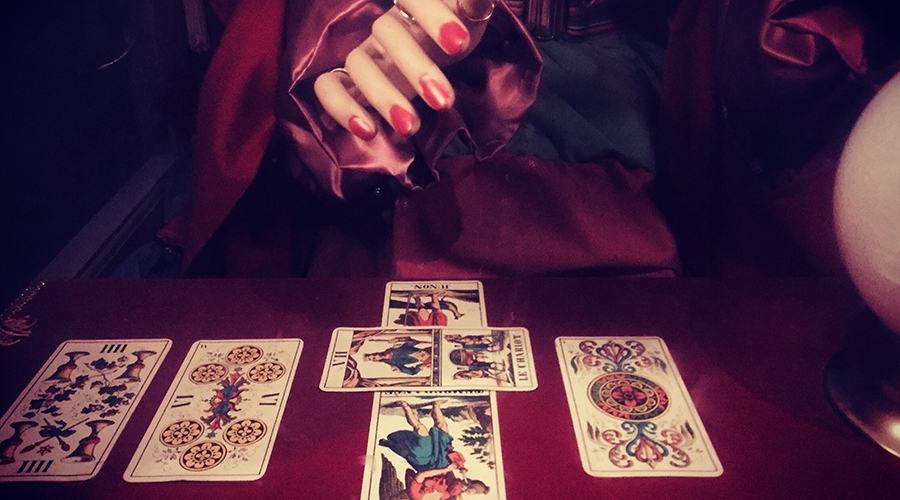 karty tarot przygotowane do wróżb na wieczór panieński