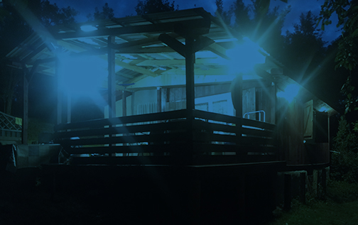 oświetlony wieczorem domek z tarasem nad bugiem czeka na wieczór kawalerski za warszawą