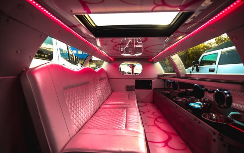 długie wnętrze różowej limuzyny na wynajem w Warszawie na panieńskie wieczory