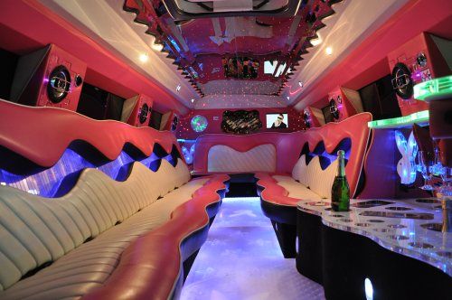 wnętrze różowej limuzyny amerykańskiego hummera na wynajem tanio