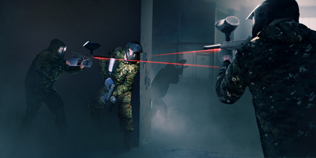 faceci w w bunkrze grają w laser tag na wieczorze kawalerskim w warszawie