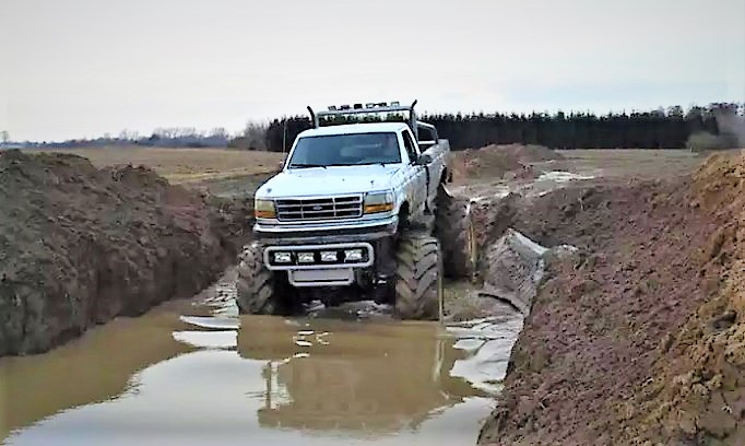 ogromny monster truck wjeżdża do jeziora na atrakcji panieńskiej