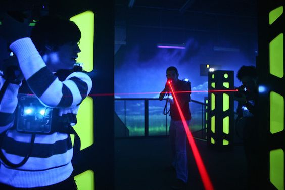 chłopak gra w paintball laserowy na hali na panieński