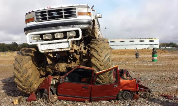 ford monster truck rozwala małe auto na wieczór kawalerski na torze warszawa