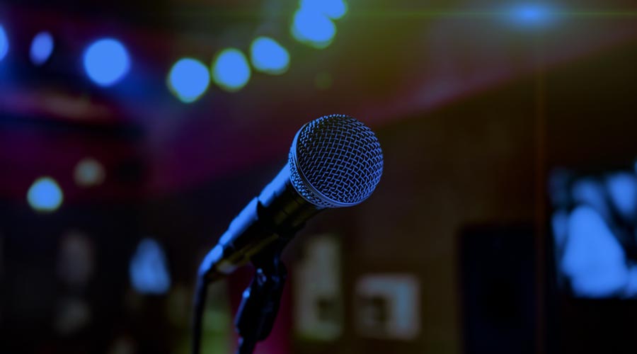 mikrofon na karaoke na wieczorze kawalerskim w warszawie