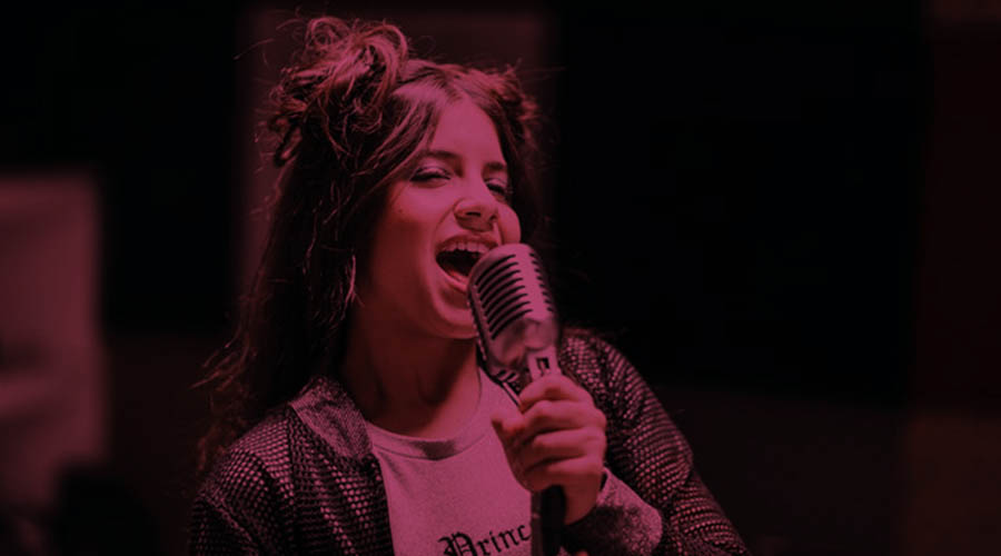 dziewczyna śpiewa karaoke na panieńskim w klubie w Warszawie