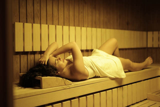 relax panny młodej na wieczorze panieńskim w saunie po spa w warszawie
