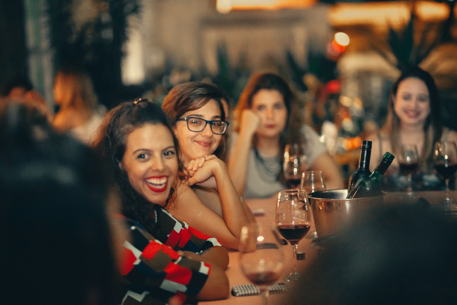 uczestniczki panieńskiego dobrze bawią się w restauracji na imprezie