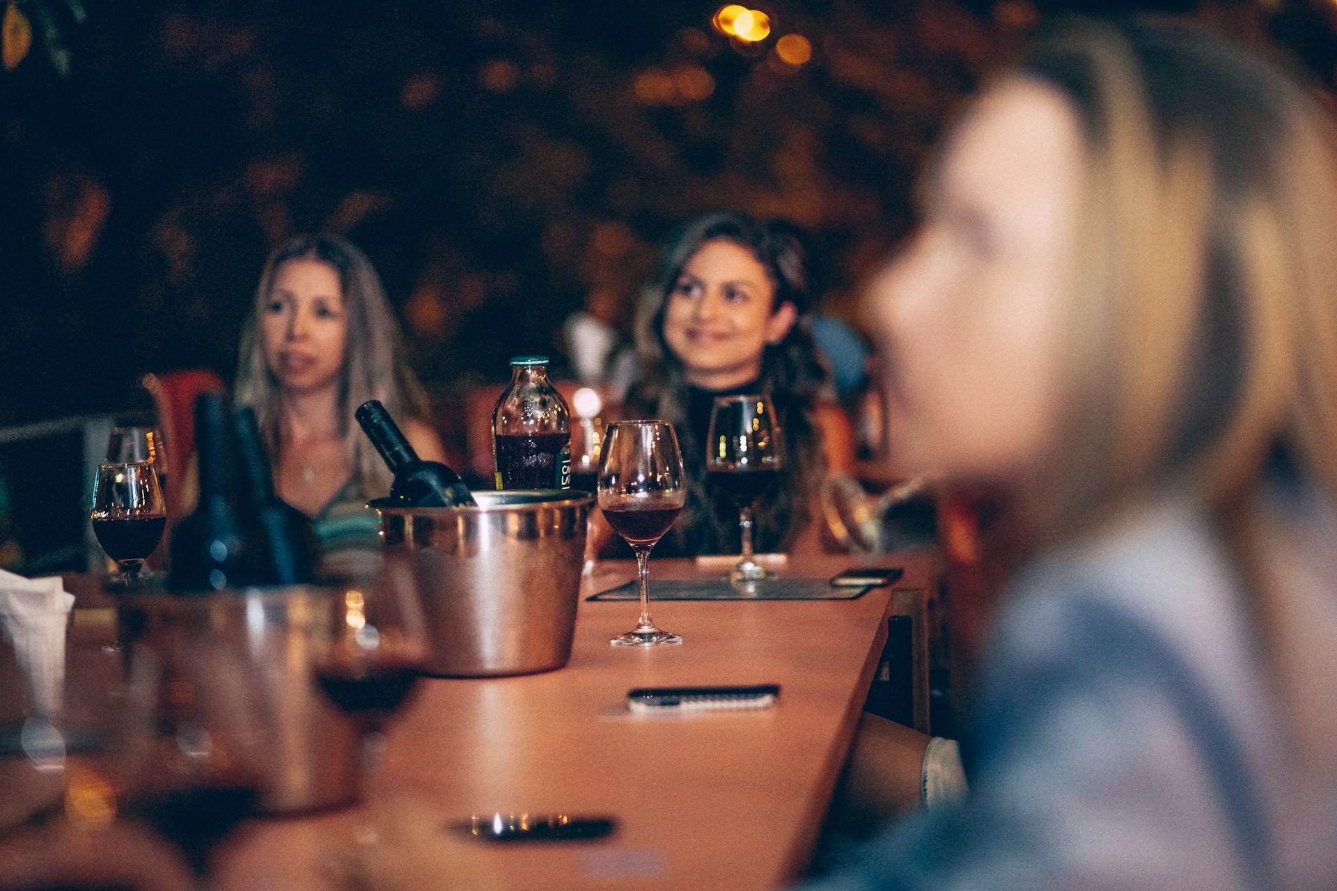 grupka dziewczyny w vip roomie w restauracji na wieczorze panieńskim w Warszawie
