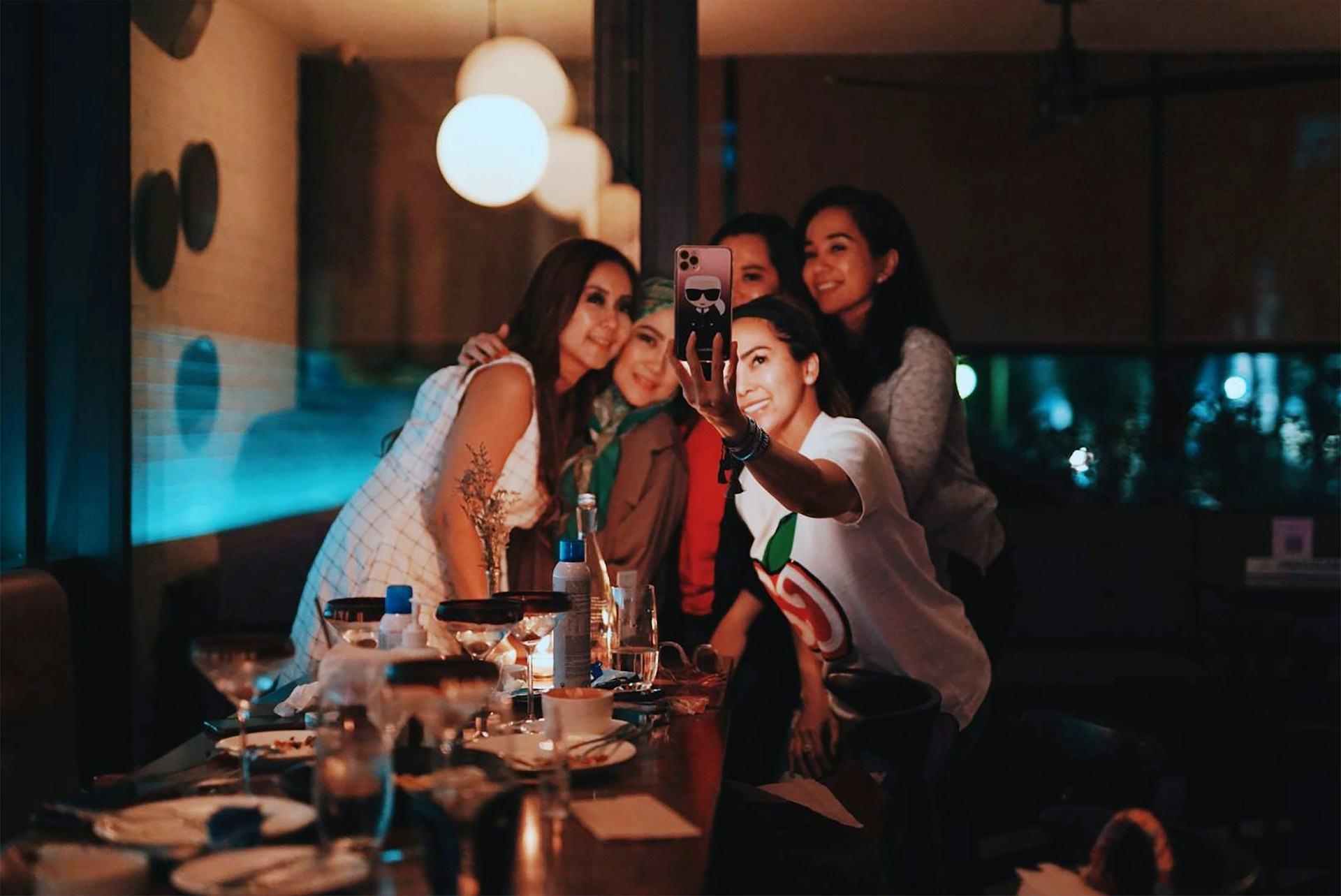 dziewczyny z panieńskiego w restauracji robią sobie selfie