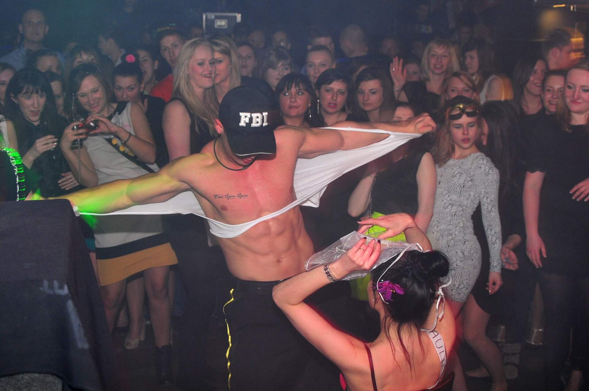 striptizer dla dziewczyny rozrywa koszulkę