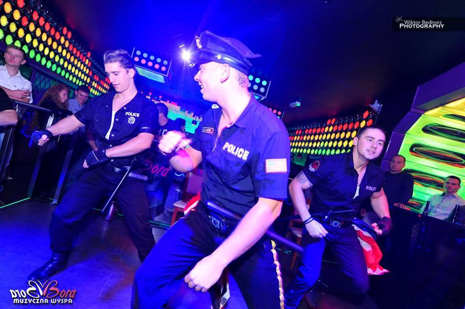 striptizerzy w strojach amerykańskiej policji szykują się na show