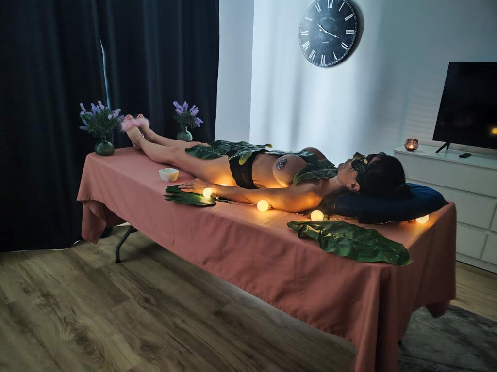 modelka półnaga do body sushi w żyrardowie na stole