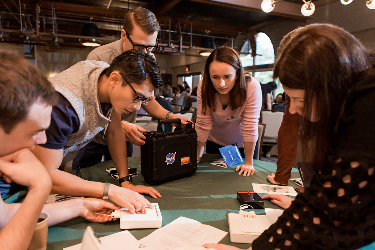 grupa przyjaciół gra w escape roomie na panieńskim