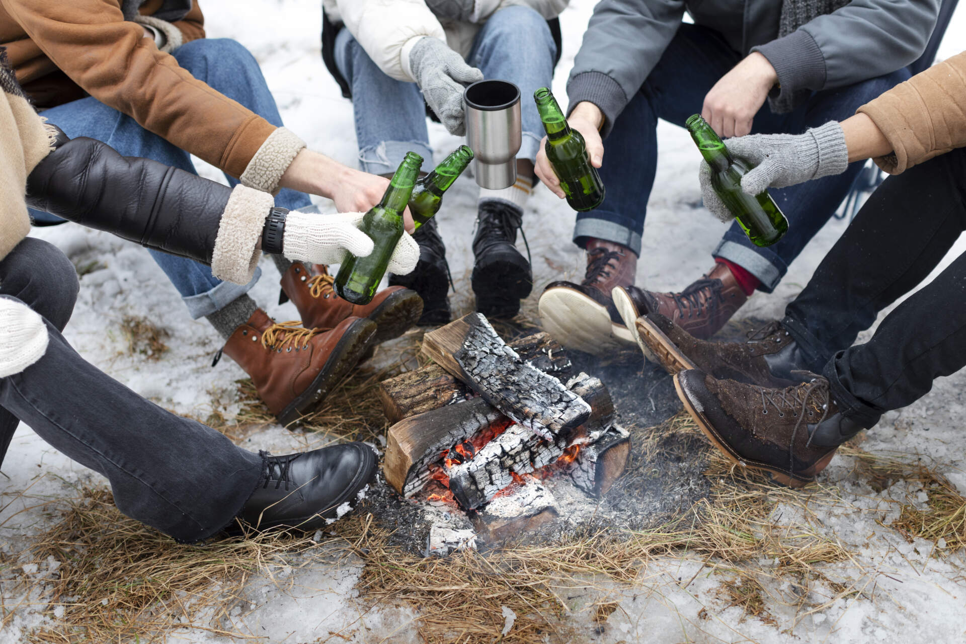 grupa kawalerska po paintballu piecze kiełbaski na ognisku