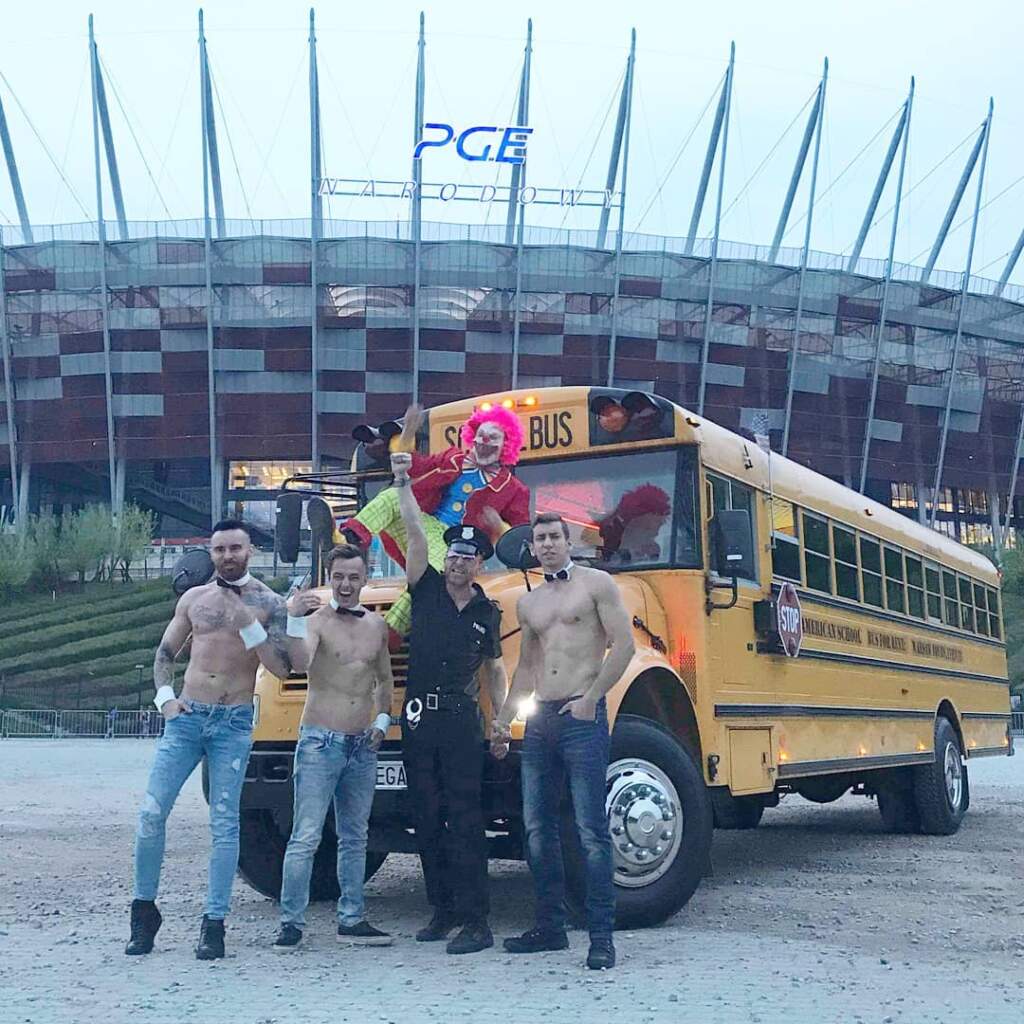 tancerze erotyczni stoją w centrum płońska wyszykowani na striptiz