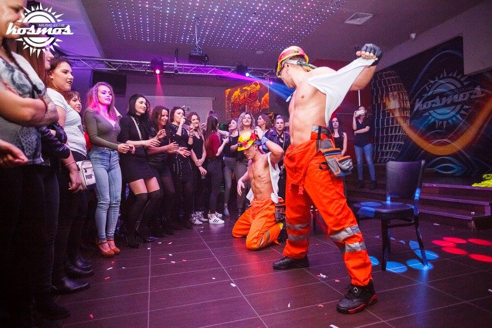 męski striptiz robią tancerze w klubie na dzieńkobiet