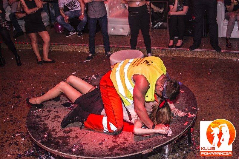 striptizer tańczy z dziewczyną na męskim striptizie