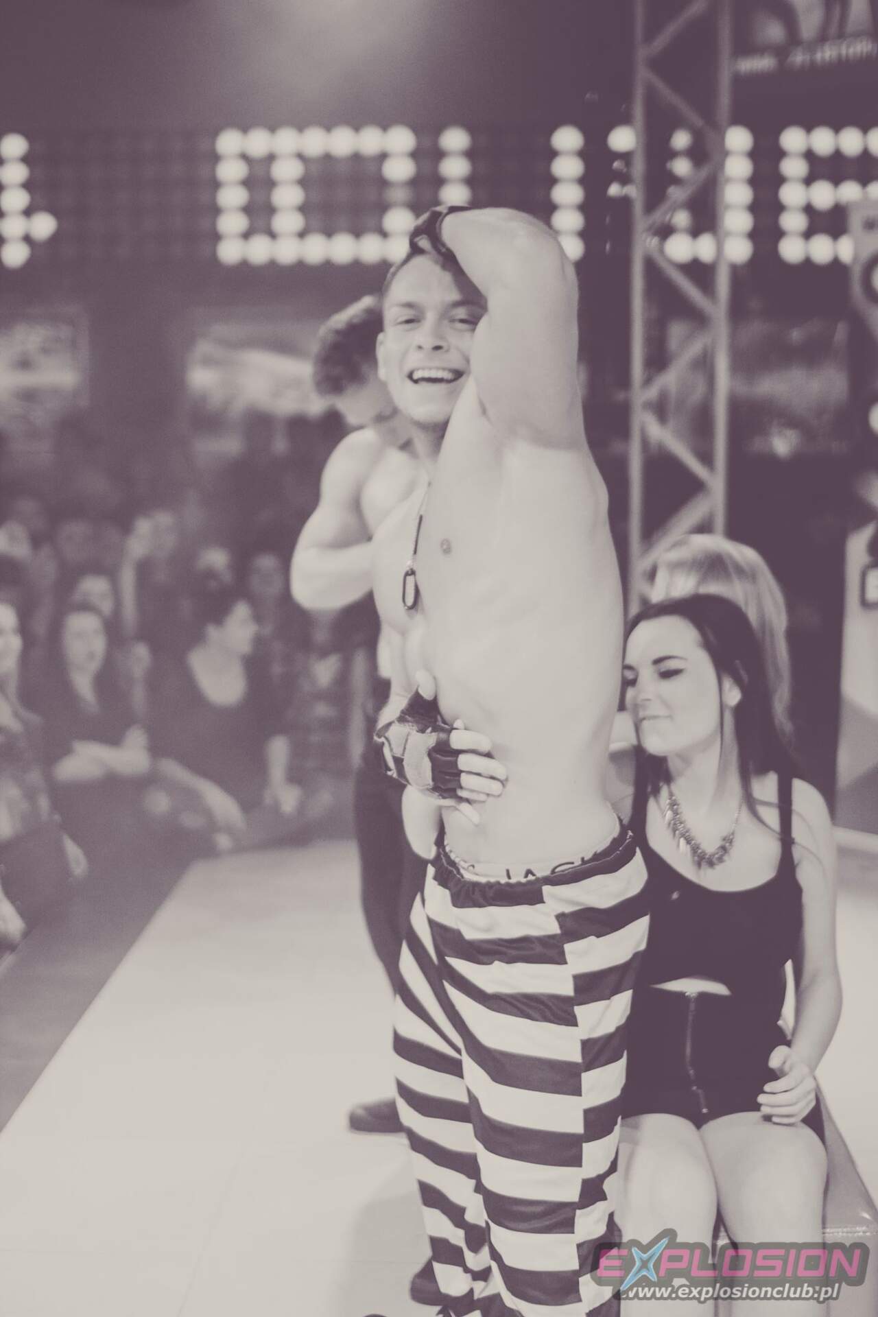 męski striptizer z rzeszowa robi show w klubie dla jubilatki