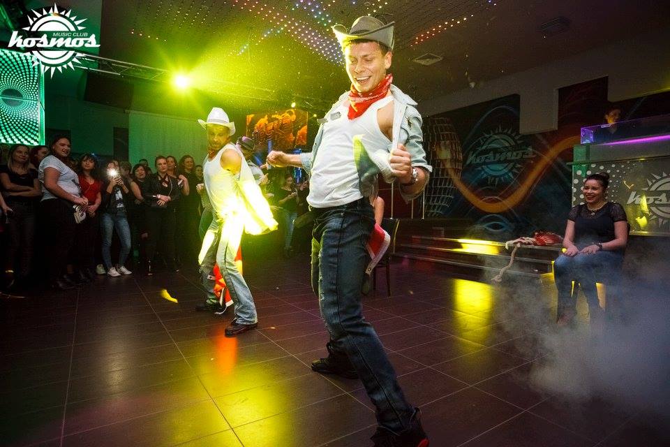 dwóch tancerz erotycznych tańczy w klubie na wieczorze panieńskim w wołominie