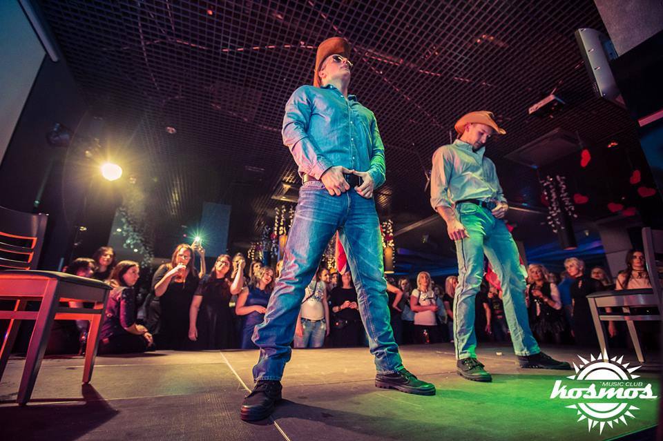 na scenie dwóch striptizerów z Piotrkowa trybunalskiego w klubie