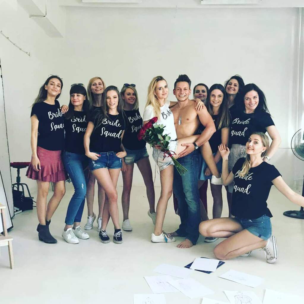 pamiątkowe fotki wieczór panieński robi sobie ze striptizrem w Płońsku