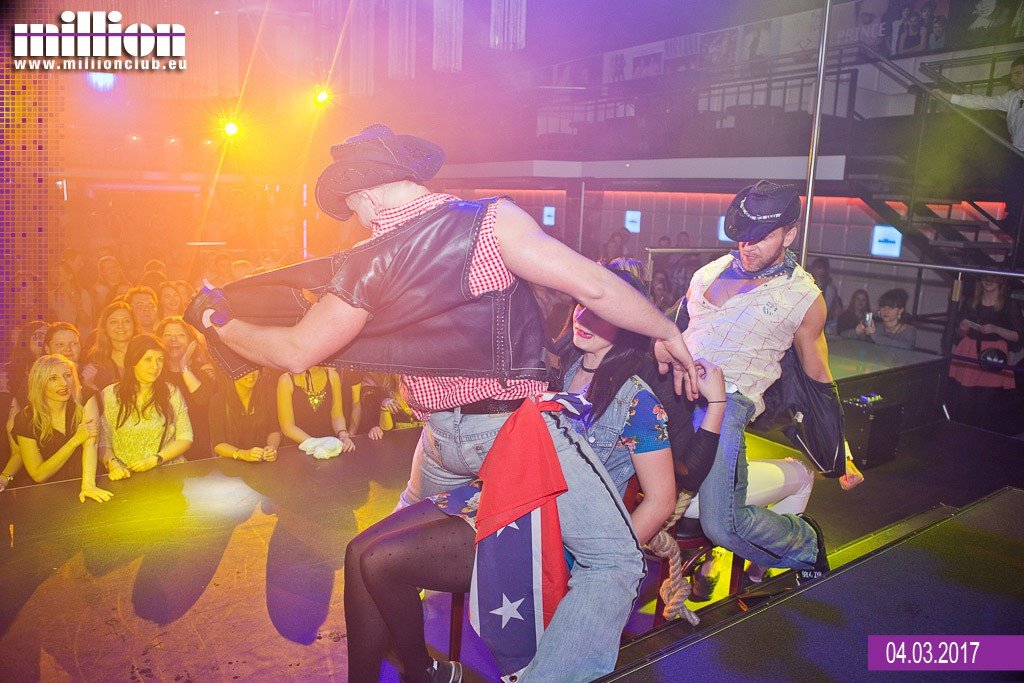 dwóch kowbojów striptizerów tańczy w ostrołęce