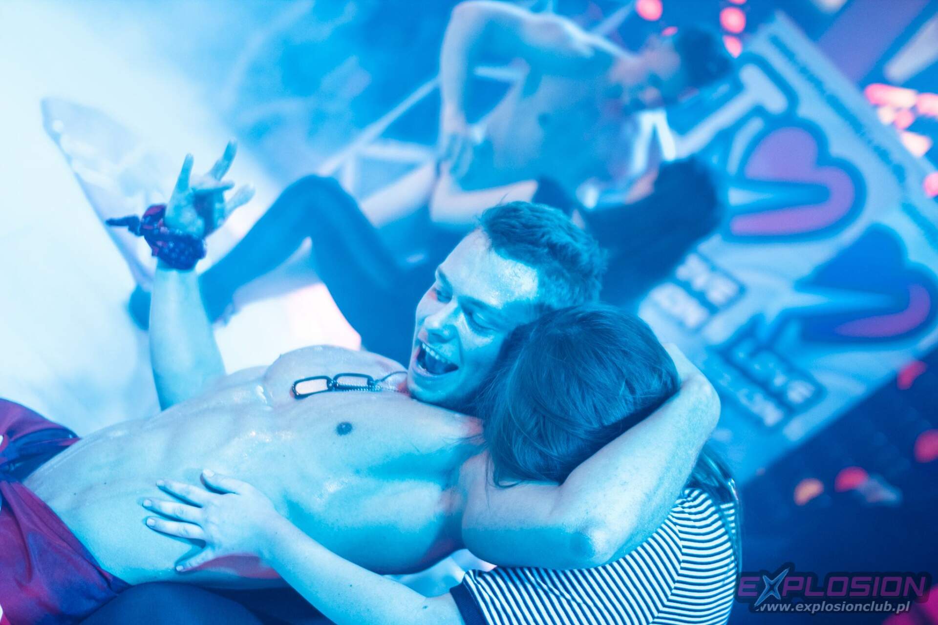 striptizer tańczy w klubie dla panny młodej