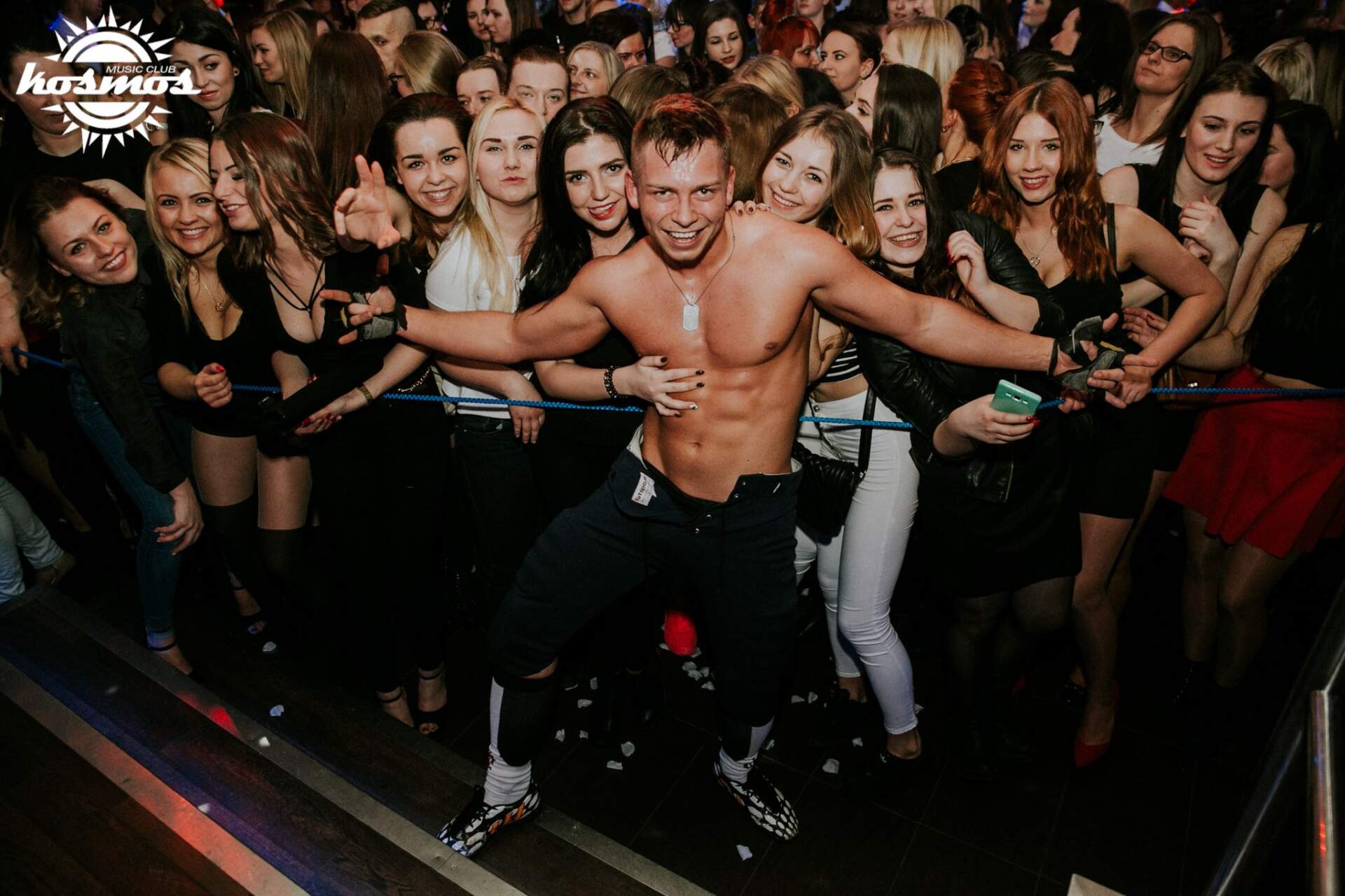 striptizer w klubie w mińsku mazowieckiem bez koszulki w gronie dziewczyn