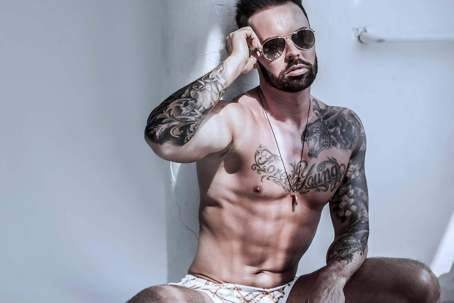 przystojny bez koszulki tancerz erotyczny robi striptiz