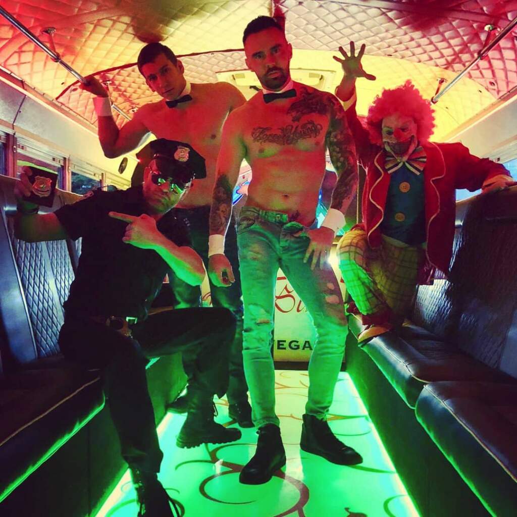 tancerze erotyczni w Party Busie w garwolinie czeka na shiw