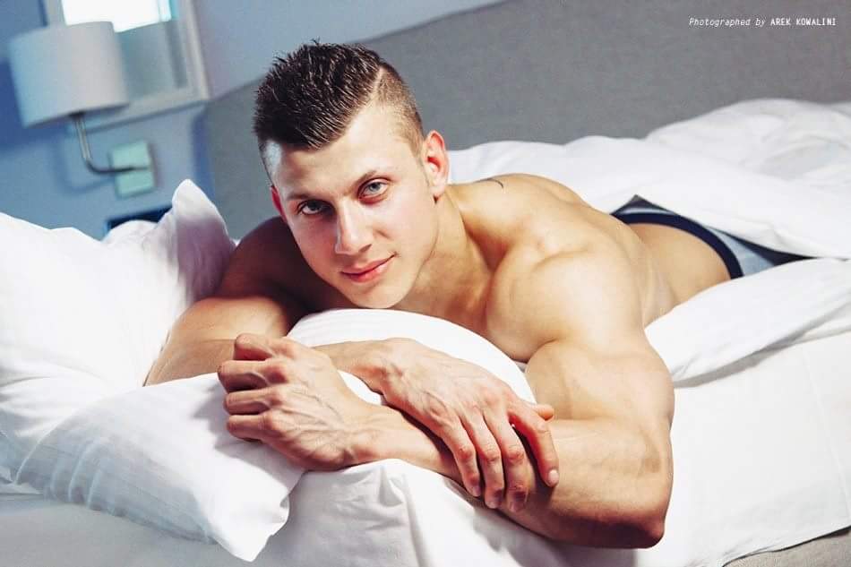 striptizer leży w łóżku i odpoczywa po panieńskim w ostrołęce