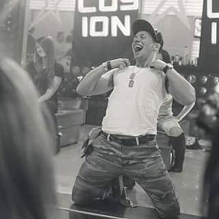 striptizer w ostrołęce rozrywa koszulkę na show w klubie