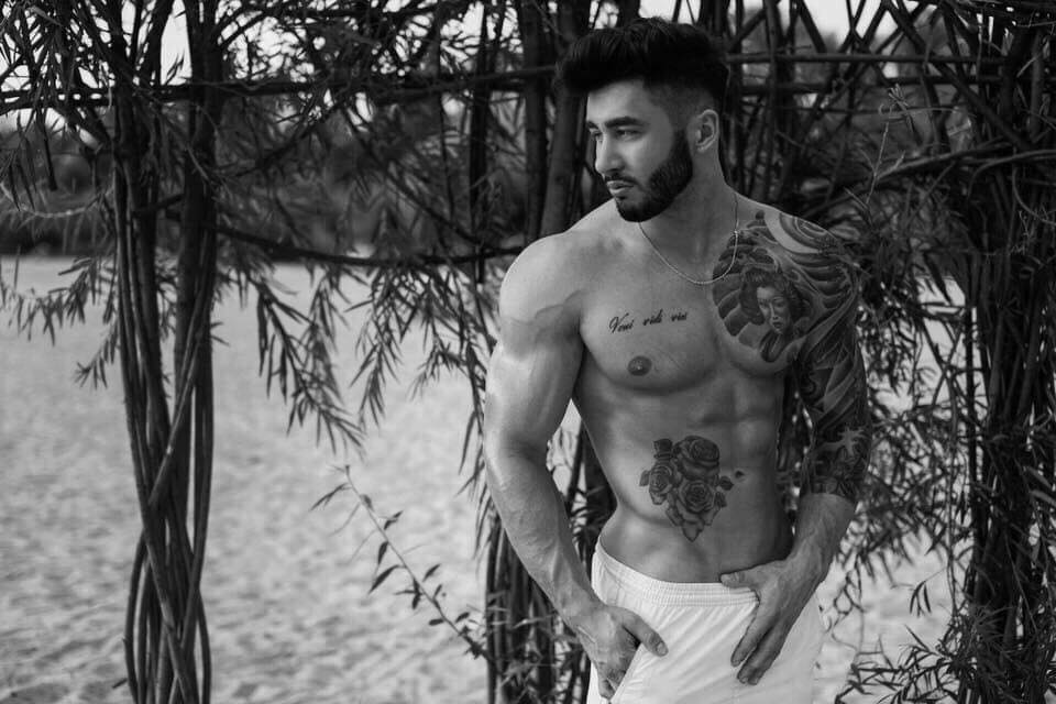 przystojny striptizer z Radzymina bez koszulki czeka na panieński