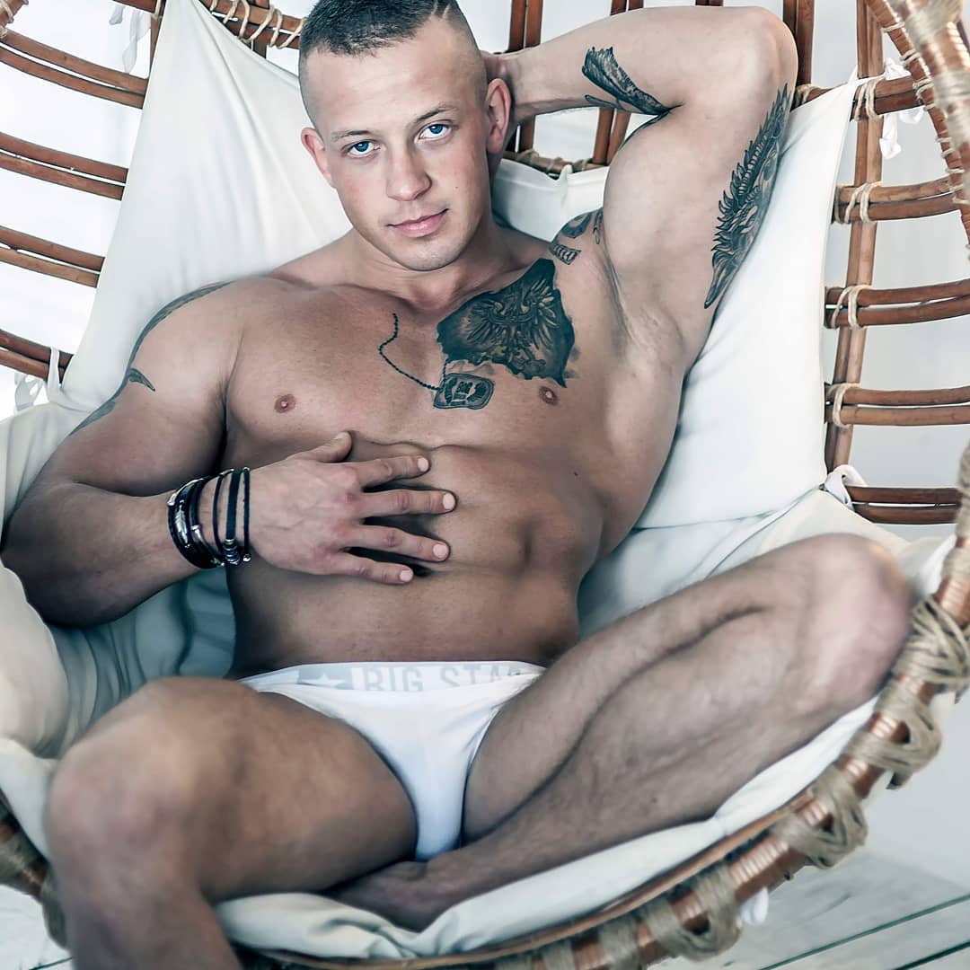 przystojny tancerz erotyczny w wołominie bez koszulki czeka na wieczór panieński