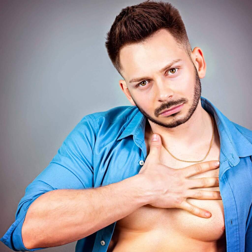 w rozpiętej koszuli tancerz erotyczny w Wyszkowie czeka na show