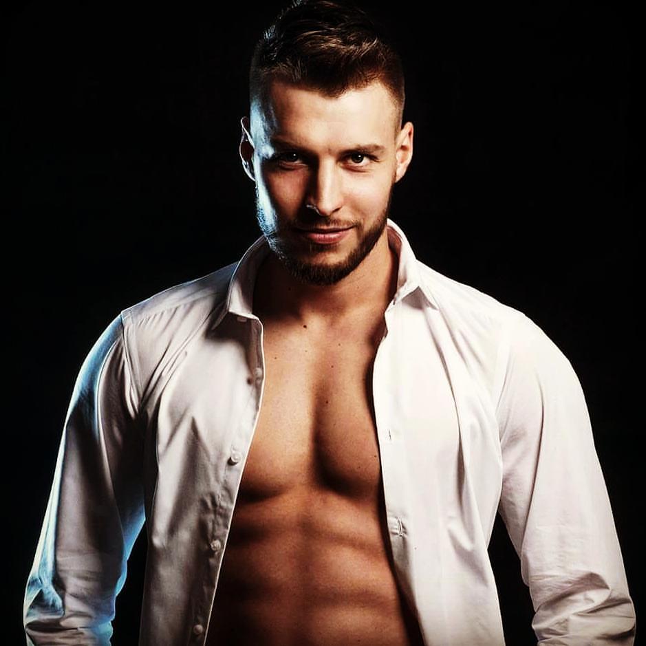 tancerz erotyczny w zamościu z rozpiętą koszulą na panieńskim