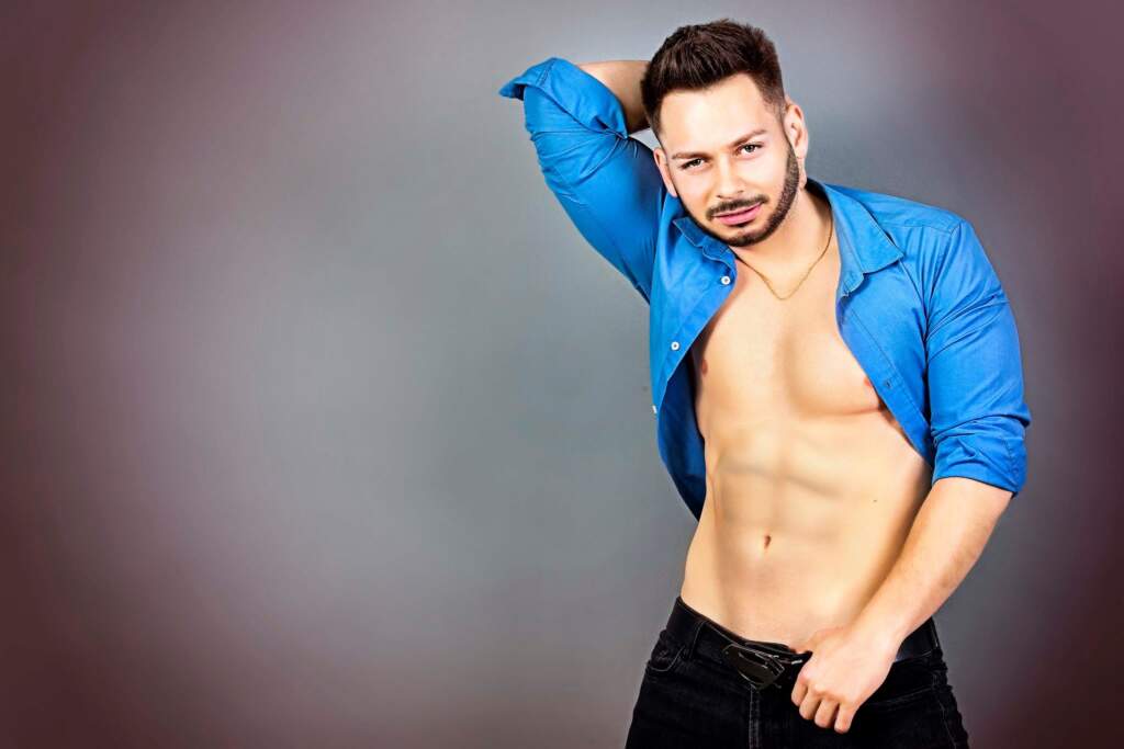 tancerz erotyczny w rozpiętej niebieskiej koszuli w żyrardowie tańczy na panieńskim