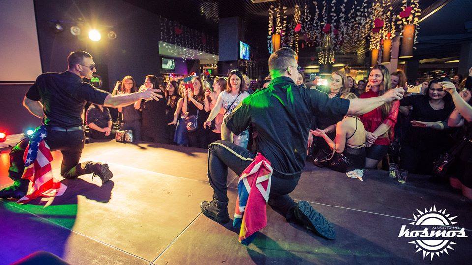 tancerz robi męski striptiz w klubie w Mińsku mazowieckim