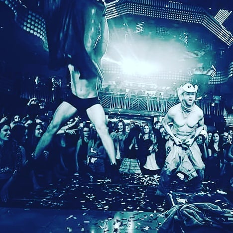 striptizerzy tańczą w klubie w legionowie