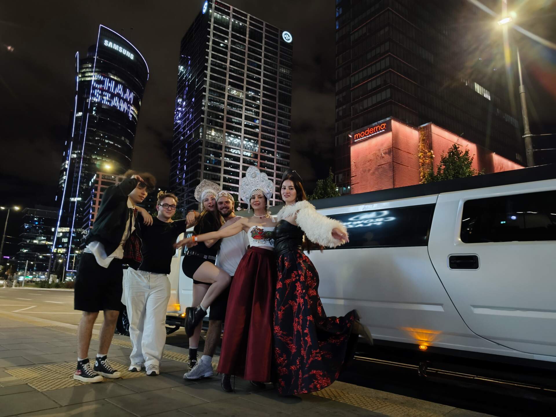 męzczyzni z kawalerskiego i kobiety z panieńskiego w warszawie na tle limuzyny