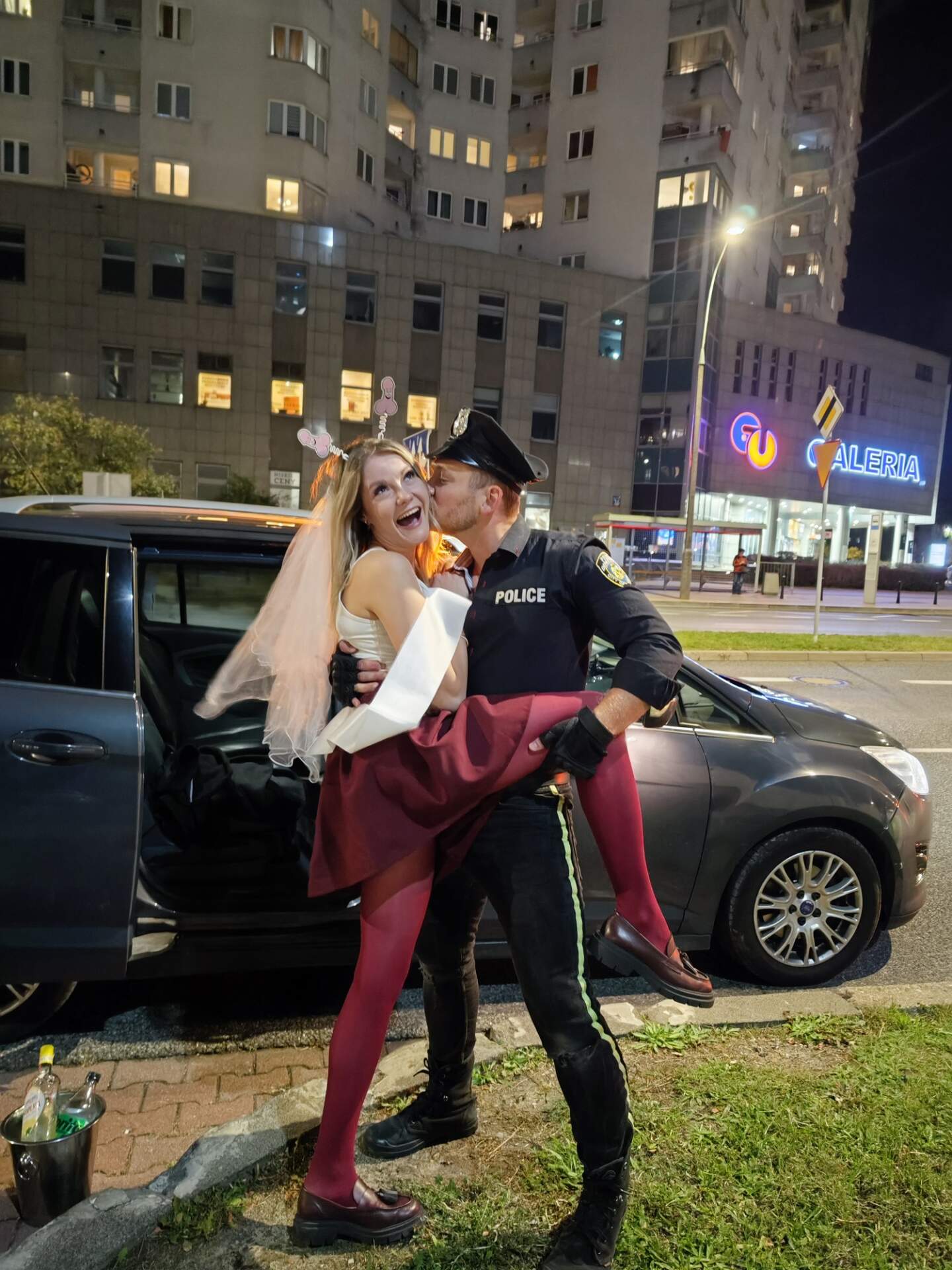 sexy policjant w warszawie aresztuje panne młodą